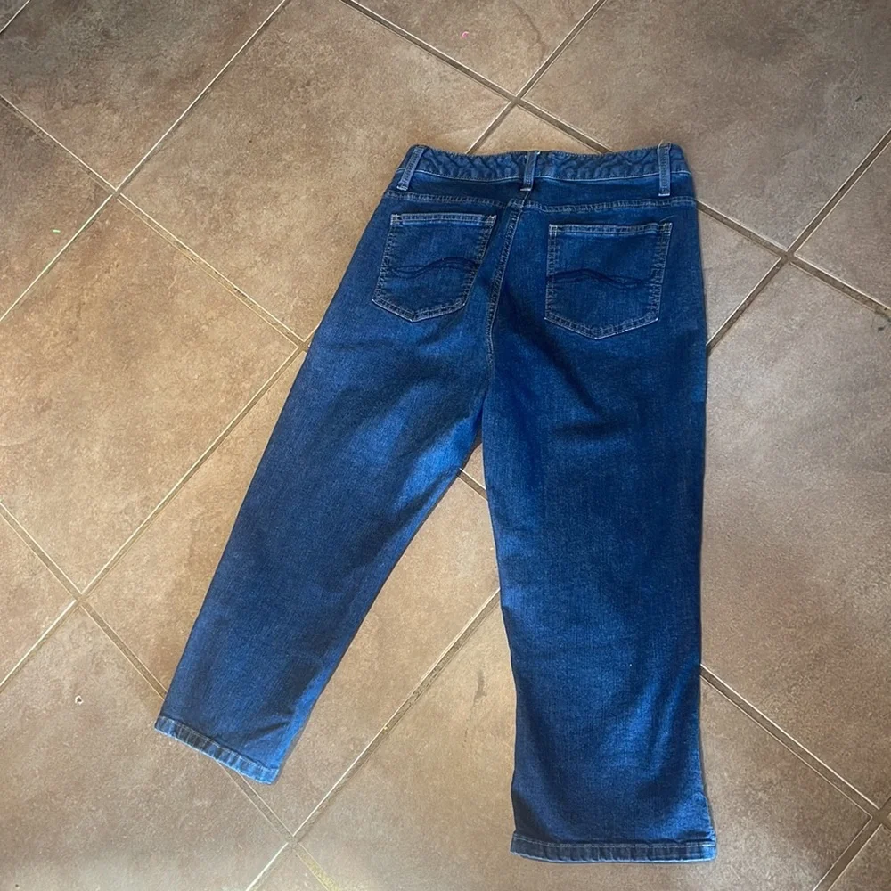 Like new Lee Low Rise Cropped Jeans!  8